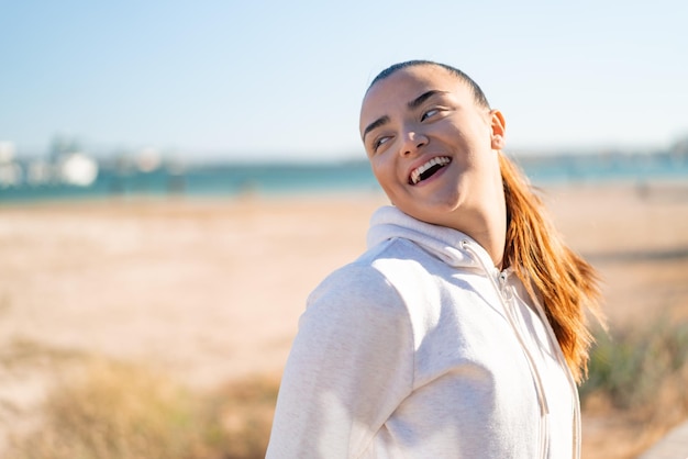 Jeune jolie femme sportive avec une expression heureuse