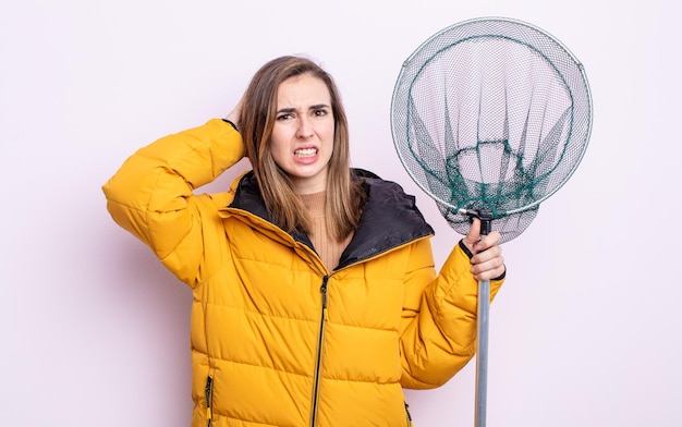 Jeune jolie femme stressée, anxieuse ou effrayée, les mains sur la tête. concept de pêcheur