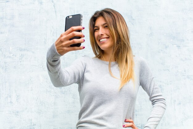 Jeune jolie femme avec un téléphone intelligent