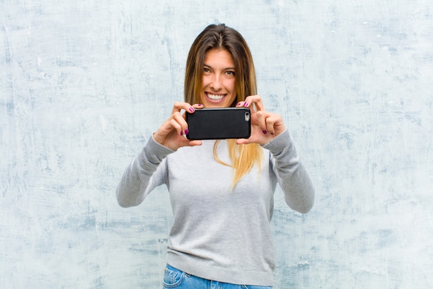 Jeune jolie femme avec un téléphone intelligent