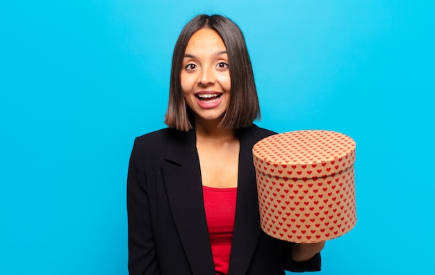 Jeune jolie femme tenant une boîte-cadeau