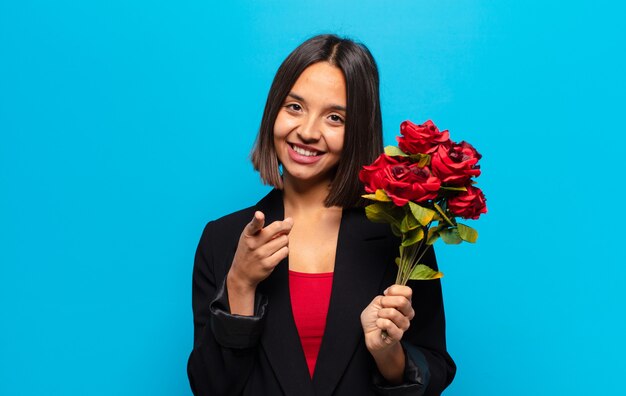 Jeune jolie femme tenant un bouquet de roses