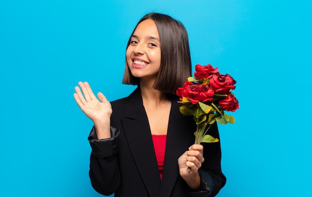 Jeune jolie femme tenant un bouquet de roses