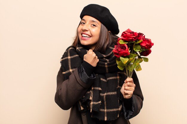 Jeune jolie femme tenant un bouquet de roses