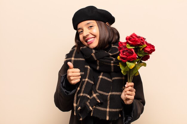 Jeune jolie femme tenant un bouquet de roses