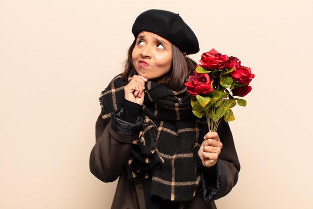 Jeune Jolie Femme Tenant Un Bouquet De Roses