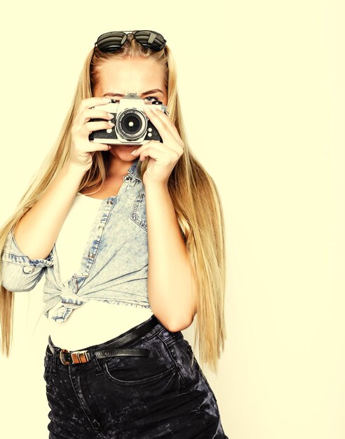 Jeune jolie femme tenant une caméra