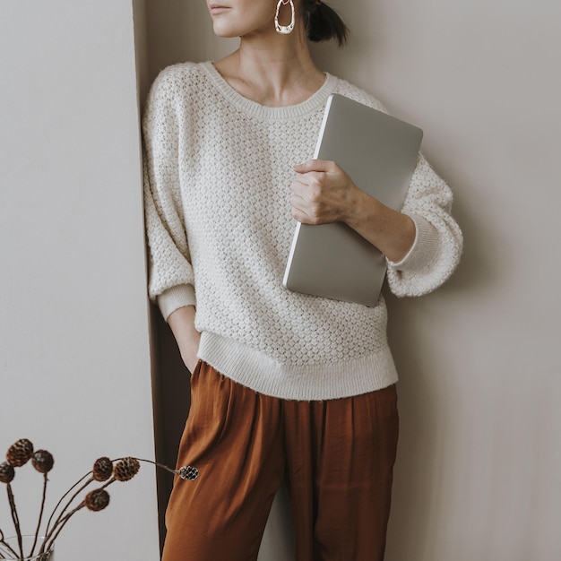 Photo jeune jolie femme tient un ordinateur portable dans ses mains concept d'entreprise esthétique élégante dame patron