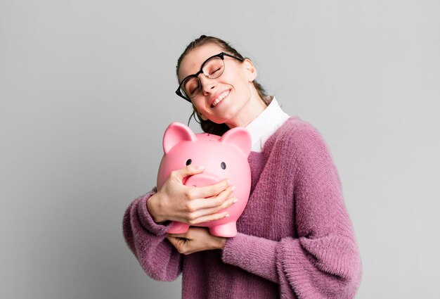 Jeune jolie femme avec une tirelire