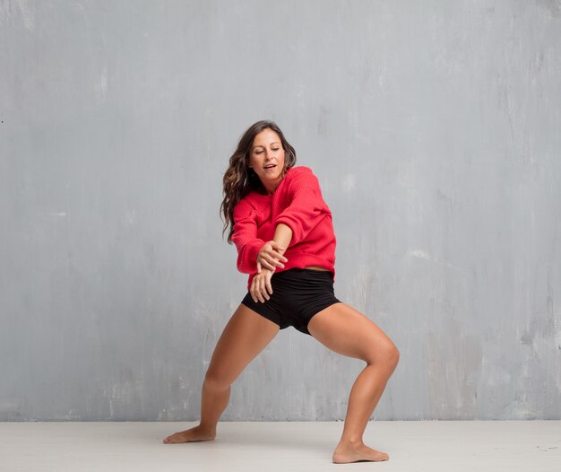 Jeune jolie femme tout le corps. concept de danse de rue