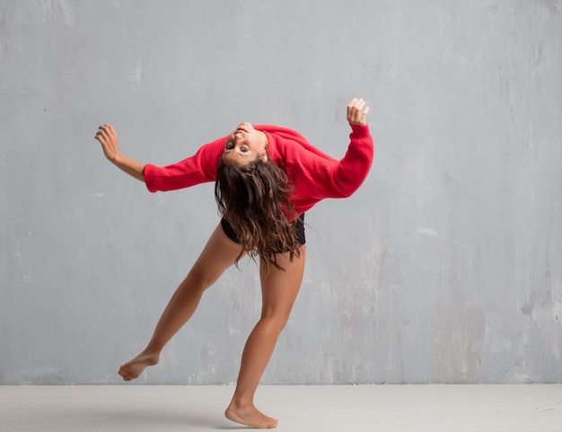 Jeune jolie femme tout le corps. concept de danse de rue