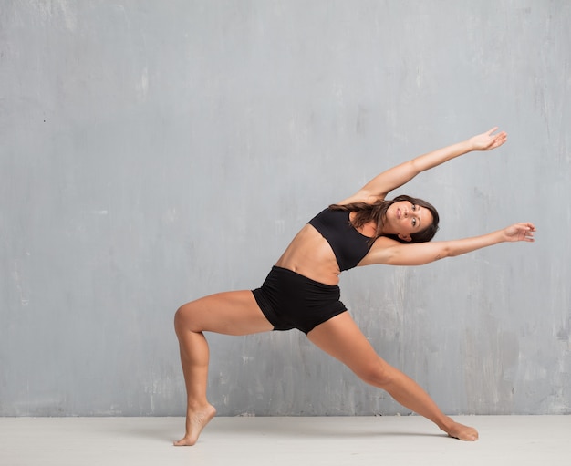 Jeune jolie femme tout le corps. concept de danse de rue