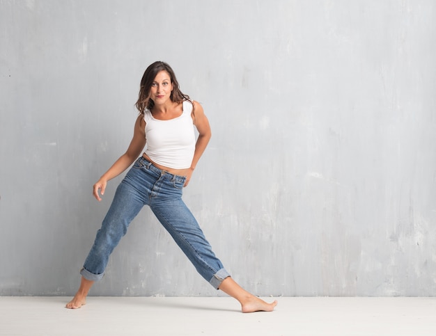 Jeune jolie femme tout le corps. concept de danse de rue