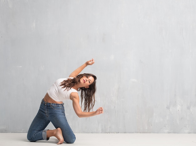 Jeune jolie femme tout le corps. concept de danse de rue