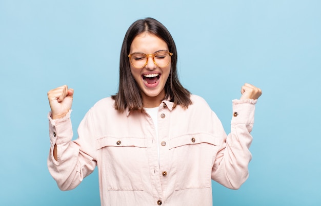 Jeune jolie femme à la très heureuse et surprise