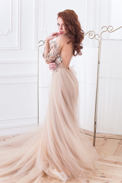 Jeune jolie femme vêtue d'une belle robe