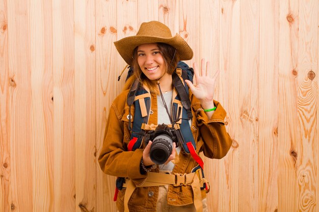 Photo jeune jolie femme voyageur avec un appareil photo