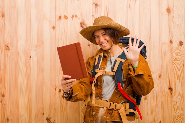 Jeune jolie femme voyageur avec un journal