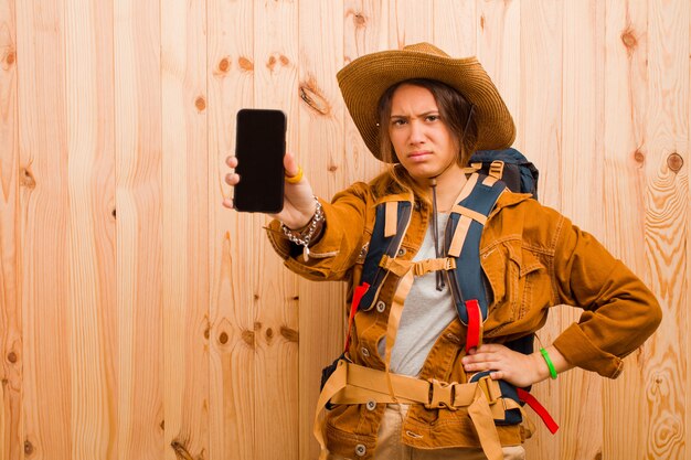 Jeune jolie femme voyageur avec un téléphone portable