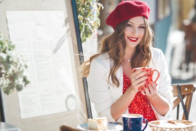 Jeune jolie fille au café