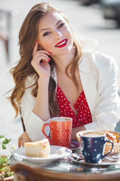 Jeune jolie fille au café