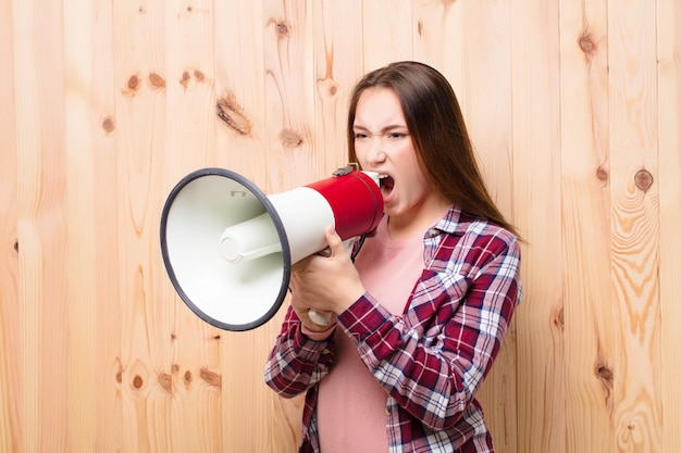 Jeune jolie fille blonde avec un mégaphone