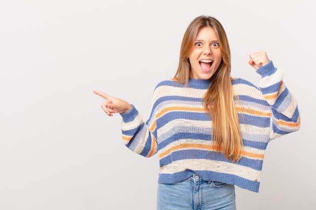 Jeune jolie fille criant agressivement avec une expression fâchée