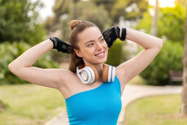 Jeune jolie fille à l'extérieur portant des vêtements de sport