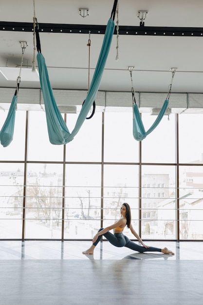 Photo jeune jolie fille faisant du fitness avec yoga sur le sol