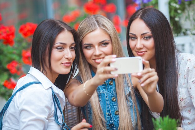 Jeune jolie fille faisant selfie en plein air