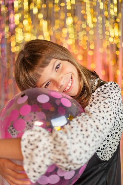 Jeune jolie fille à la fête avec des ballons