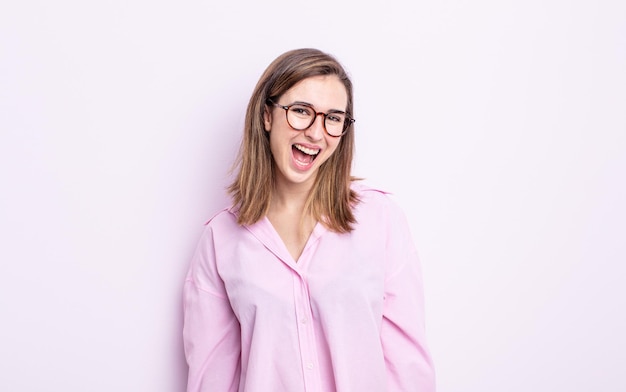 Jeune jolie fille avec un grand sourire amical et insouciant à la recherche d'un refroidissement positif et détendu