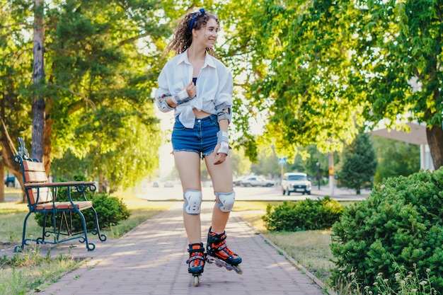 Jeune Jolie Fille Patinage Dans Le Parc