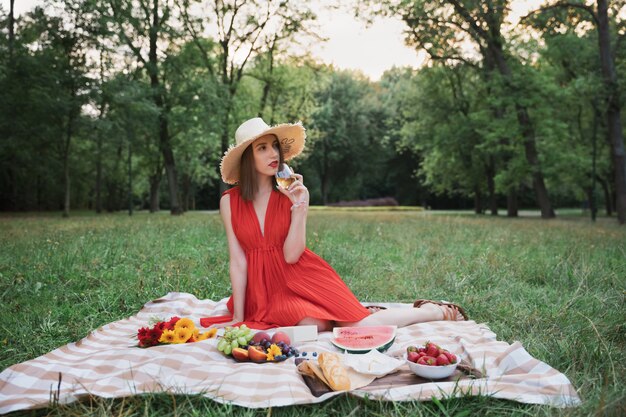 Jeune jolie fille sur un pique-nique dans un parc de la ville.