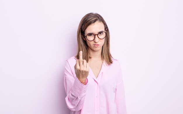 Jeune jolie fille se sentant en colère, agacée, rebelle et agressive, retournant le majeur, ripostant