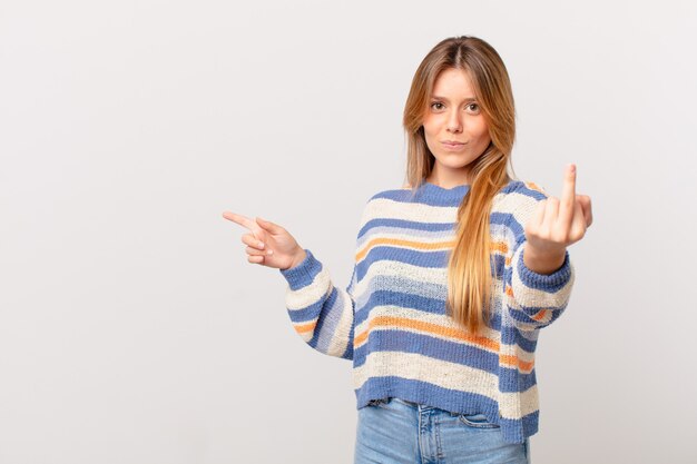 Jeune jolie fille se sentant en colère, agacée, rebelle et agressive