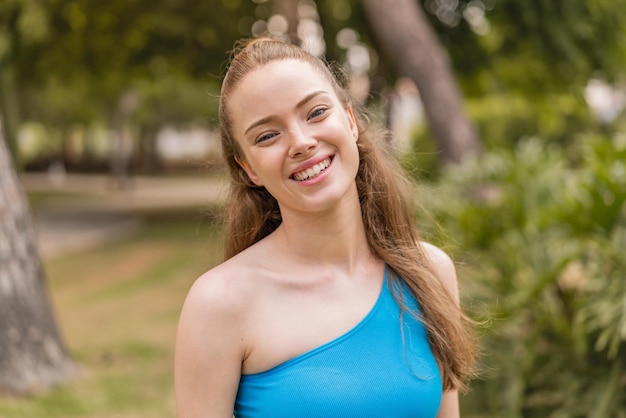 Jeune jolie fille sportive à l'extérieur Portrait