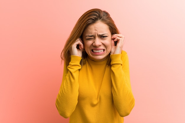 Jeune Jolie Jeune Femme Couvrant Ses Oreilles Avec Ses Mains.