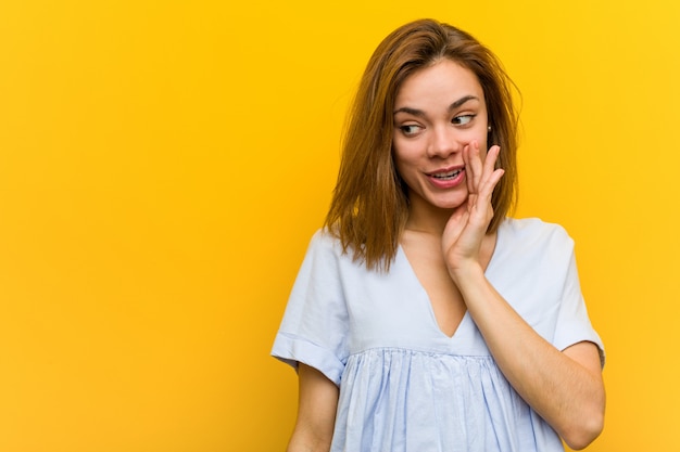 Jeune jolie jeune femme dit un secret secret concernant le freinage et regarde de côté