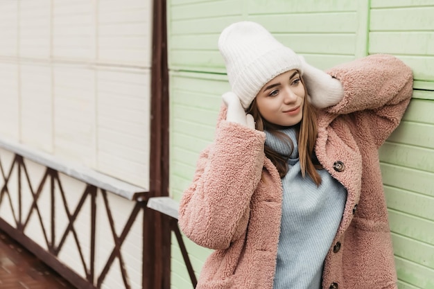 Jeune jolie jolie femme debout dans la rue des vacances d'hiver