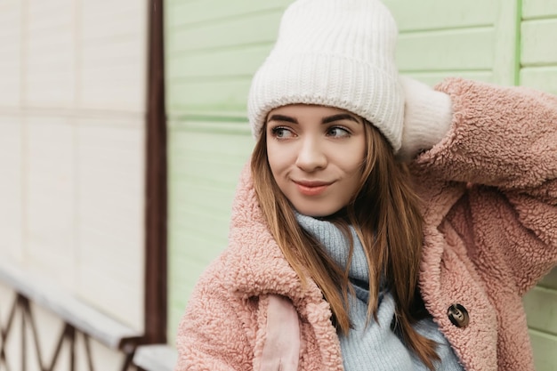 Jeune jolie jolie femme debout dans la rue des vacances d'hiver