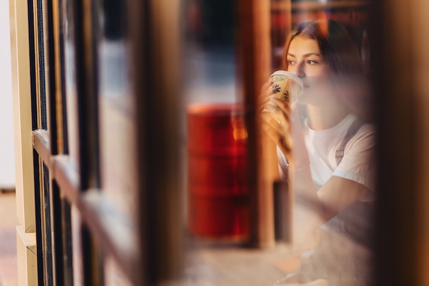 Jeune Jolie Jolie Fille Au Café Avec Café Se Détendre Au Verre Du Matin Throuth