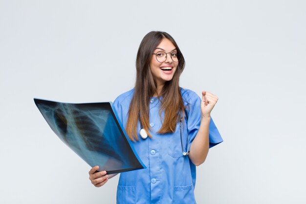 jeune jolie médecin avec une scintigraphie osseuse