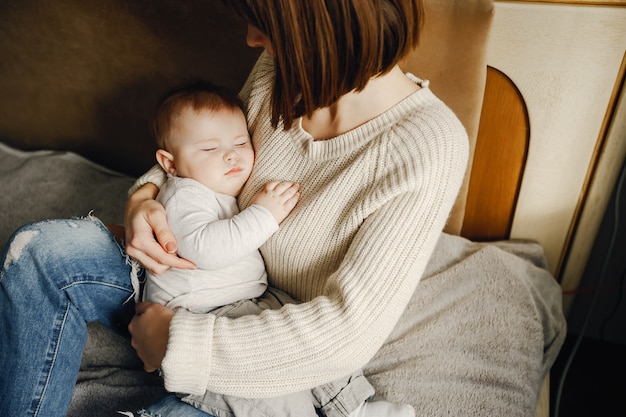 jeune et jolie mère jouant avec son fils à la maison