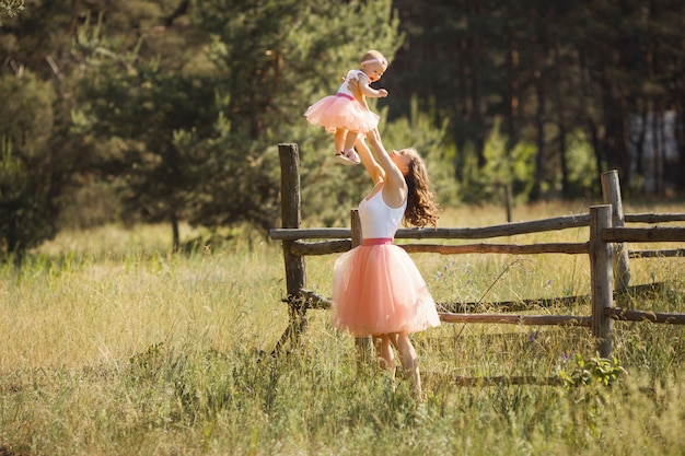 Jeune jolie mère avec son petit bébé à l'extérieur. Belle femme avec sa fille sur la nature. enfant en bas âge avec ses parents