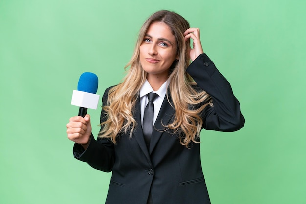 Jeune jolie présentatrice de télévision uruguayenne sur fond isolé ayant des doutes