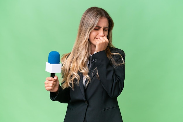 Jeune jolie présentatrice de télévision uruguayenne sur fond isolé ayant des doutes