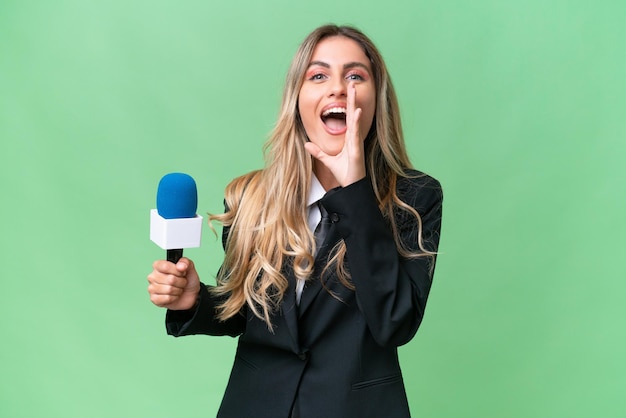 Jeune jolie présentatrice de télévision uruguayenne sur fond isolé criant avec la bouche grande ouverte