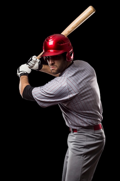 Jeune joueur de baseball avec un casque rouge