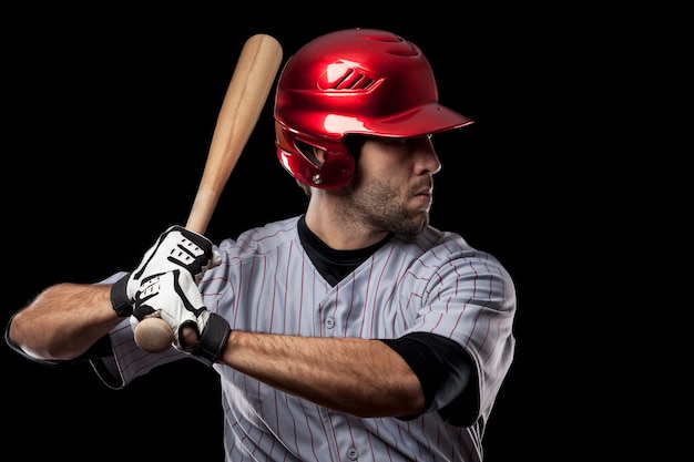 Jeune joueur de baseball avec un casque rouge